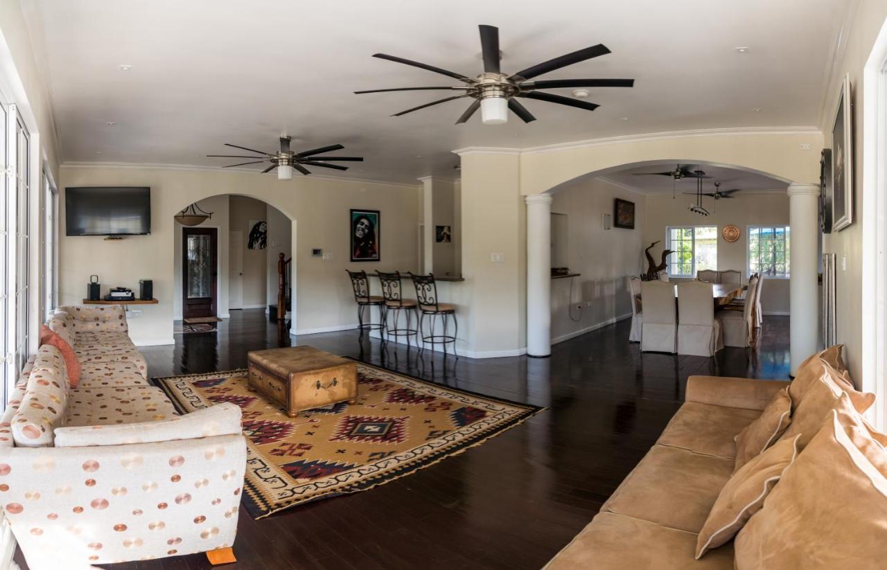 Blue Paloma Bed & Breakfast Lucea Exterior photo